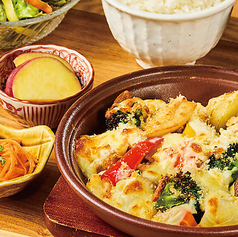 彩り野菜と岩手県産みちのく清流味わいどりのグラタン定食