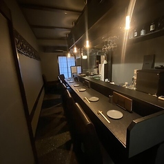 お一人様や少人数でのご利用に最適なカウンター席は、まさに五感で楽しむ特等席です◎目の前で職人が焼き上げる炭火の音や香ばしい薫りを間近に感じ、目で見ても楽しめるライブ感は格別。お仕事帰りにふらっと立ち寄り、こだわりの一串と旨い酒をのんびり味わう。そんな贅沢で粋なひとときをぜひご堪能ください。