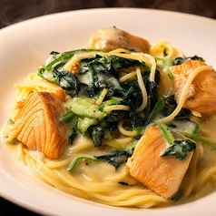 秋鮭とほうれん草のクリームパスタ