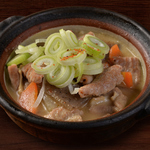 新鮮な和牛モツを使用し、根菜類と共にじっくり煮込んだ当店オリジナルのもつ煮込み。