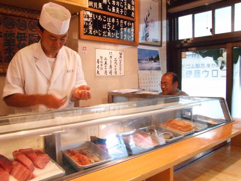 場内市場の人気寿司店。活きのいい職人がお待ちしております。