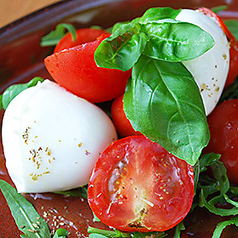 【ピッツァだけではなく一度は食べて頂きたい一品】カプレーゼの写真