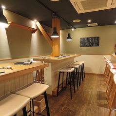 テーブル4名席（3卓）ございます。三軒茶屋の裏路地にたたずむ隠れ家和食レストランらしい木を基調とした落ち着く空間。ゆったりとした時間を過ごしてほしいという思いからイスやテーブルも広めのデザインです。デート/仕事帰り/お食事/接待などのご利用が多いお席です。気軽に落ち着いて飲めると好評です。