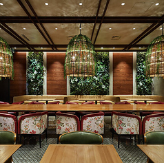 くつろげるソファー席が揃った心地よい店内は、開放感があり緑豊かなインテリアが心を癒やし、洗練されたガーデンレストランのような雰囲気です。間接照明が落ち着いた雰囲気を演出し、接待や大切な食事会にも最適。シェフの手作り料理やこだわりのドリンクが、素敵なひとときをさらに引き立ててくれます。