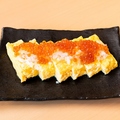 料理メニュー写真&nbsp;だし巻き玉子　いくら乗せ