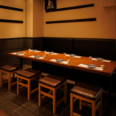 接待や会食などにも対応落ち着いた雰囲気の店内は、接待や会食など大切なお席にもご利用いただけます。程よい距離感のテーブル配置で、ゆっくりと会話を楽しめるのも魅力。お料理やお酒とともに、安心してお過ごしいただける空間をご用意しておりますのでビジネスシーンでも安心してご利用いただけます。