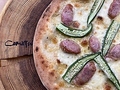 料理メニュー写真 ソーセージとオクラのピザ