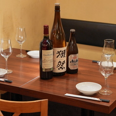 【カウンター】カップルやご夫婦でのご来店も大歓迎です。カウンター席にて落ち着いてお食事を。ドリンクメニューも充実しておりますので、お好みの一杯で至福の時間をお過ごしくださいませ。ご来店お待ちしております。