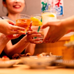 友人同士やカップルでのご利用におすすめ！サク飲みや普段使いにも◎木目調のテーブル席は気軽な宴会にもおすすめです♪新宿エリアで居酒屋をお探しの際は、ぜひお立ち寄り下さいませ。一部喫煙可能な席もございます♪（分煙）※喫煙の場合、電子タバコおよび加熱式タバコ限定です。