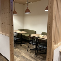 木の格子で仕切られたプライベート空間でごゆっくりお寛ぎください。記念日や家族の集まり等、大切な瞬間を演出いたします。落ち着いた雰囲気の中で特別な時間を♪