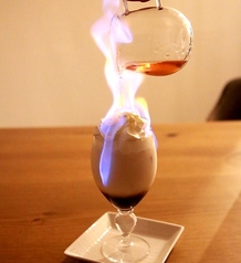 臨場感のある演出が心を躍らせる「カフェラテーノ」