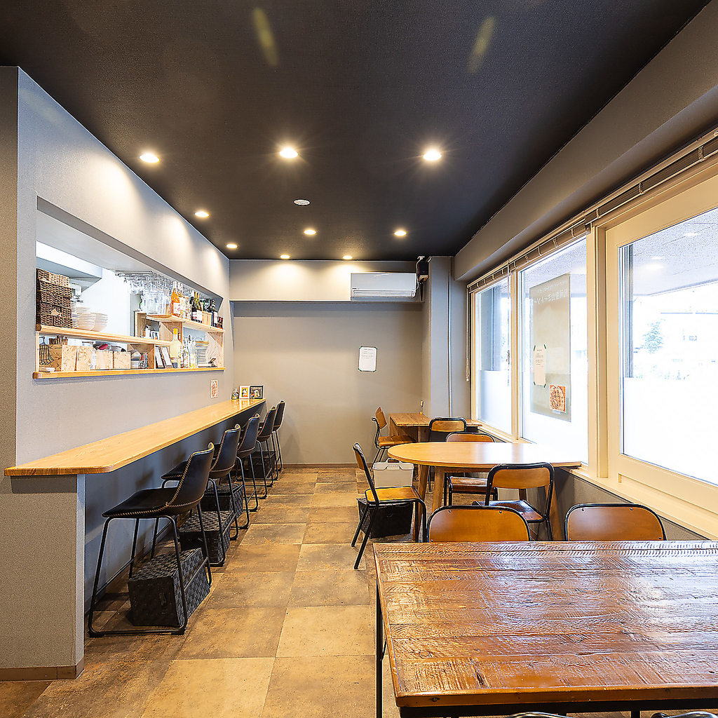 外の日差しが射し込む明るい店内は居心地抜群◎ランチセットもあり、昼飲みのご利用にオススメです！