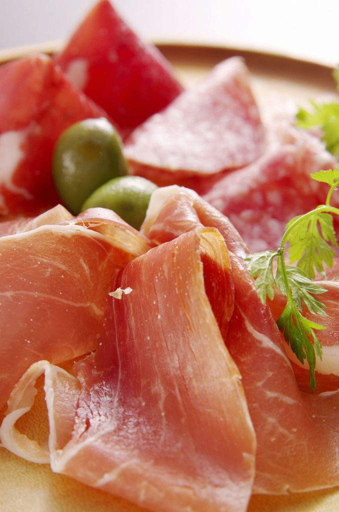 イタリアやスペイン産の生ハムの盛り合わせ