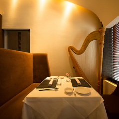 ゆっくりとおくつろぎいただけるソファ席もご用意しております。