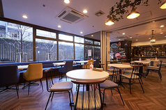 当店では、15名様から30名様までの半貸切にも対応しております。明るく開放的な店内は、各種宴会や歓送迎会、打ち上げに最適な空間です。大きな窓から差し込む自然光が心地よく、楽しい会話と共に美味しい料理を囲むひとときをお過ごしいただけます。当店で、心温まる思い出をぜひお作りください。