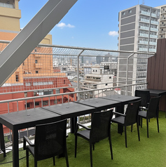 当店は座ってくつろげるテーブル席を多数ご用意しています。お料理をゆっくり味わいたい方や、会話を楽しみたい方におすすめです。落ち着いた空間で、美味しいお酒と料理を心ゆくまでお楽しみください。