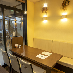 6名テーブルも1つございます♪プチ宴会や女子会などに◎絶品料理とお酒を片手に楽しめる！素敵な思い出を作りやすいお席でございます♪