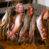 炭火を使った大きな『いろり』のある居酒屋。