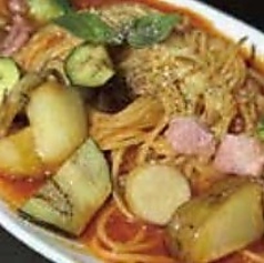 季節野菜とモッツアレラチーズの自家製トマトソースパスタ