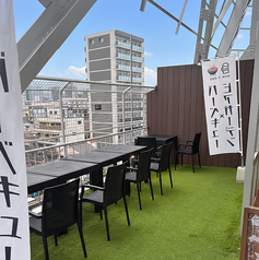 当店は座ってくつろげるテーブル席を多数ご用意しています。お料理をゆっくり味わいたい方や、会話を楽しみたい方におすすめです。落ち着いた空間で、美味しいお酒と料理を心ゆくまでお楽しみください。