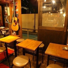 2～4名様でご利用いただけるテーブル席は、ご友人やご家族との楽しい語らいの場にぴったりです。少人数での飲み会や、気の置けない仲間との食事など、様々なシーンでご利用ください。