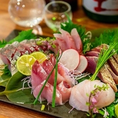 毎日仕入れる新鮮な魚介を使用し、職人が丁寧に仕上げた刺身は、鮮度と旨味が際立つ逸品です。旬の魚を中心に、見た目にも美しい刺身盛り合わせをご提供。魚本来の味をしっかり感じていただけるよう、シンプルに仕上げています。刺身に合わせた特製の醤油や薬味もこだわり、魚の旨味を最大限に引き立てます。
