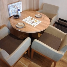 3名様掛けの丸テーブルのお席です。