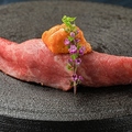 料理メニュー写真 雲丹乗せ 牛レア寿司1貫