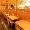 木の温もり感じる和の空間。テーブル席は少人数でのお食事におすすめです。旅行時のお食事や会社帰りの飲み会、同僚、ご友人との集まりなど幅広くご利用いただけます。お気軽にどうぞ。