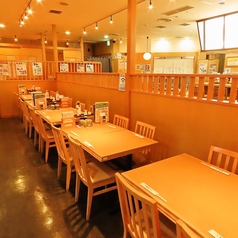 木の温もり感じる和の空間。テーブル席は少人数でのお食事におすすめです。旅行時のお食事や会社帰りの飲み会、同僚、ご友人との集まりなど幅広くご利用いただけます。お気軽にどうぞ。