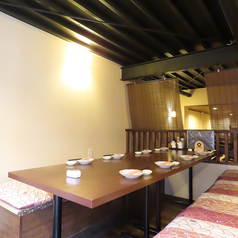 【広々としたテーブル席】5名～10名まで利用できる広々としたお席で仲間と一緒に美味しい料理とお酒をお楽しみください！少人数での食事会から大人数での集まりまで幅広くご利用いただけます◎