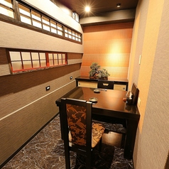 プライベートな時間を愉しむ、3～4名様用完全個室。大切な方々との語らいや、特別な記念日のお食事に最適。