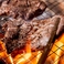 Q1：薪料理とはどのような料理ですか？A1：火力が安定的な炭火焼きとは違い、職人の技術で炎を操り焼きあげるのが薪焼きの特徴です。火力を自由にコントロールすることで、食材に豊かな奥行きを与えます。ふわっと広がるやさしい薫香が素材を包み込み、一口ごとに深い味わいを楽しめるのが、薪料理の魅力です。