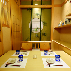 竹や和皿が装飾された個室空間は3～4名様で。落ち着いた雰囲気の中でゆったりとお過ごしください。