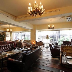 最大130名様まで収容可能な立食貸切も承ります!広々とした空間を活かし、周囲を気にせず交流を楽しめます。ウェディング二次会や大人数のパーティーに最適です。