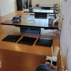 広々とした開放的な空間に最大6名様までゆったりとお座りいただける座敷席を6卓完備しております☆足を伸ばして心ゆくまでくつろげる広々としたお席は会社の同僚との打ち上げやご友人との賑やかなご宴会に最適です。新鮮な浜焼きや海の幸を囲んで、周りを気にせず語らうことができ、最高のひとときをお過ごしいただけます☆