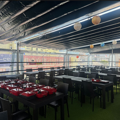 屋根有りのテーブル席も多数ご用意しています。