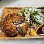 肉質の良い沖縄特産のアグー豚で作るメンチカツは、ジューシーな味わいとコク深い旨味が楽しめます。