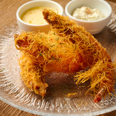 サクサクのカダイフを纏った、殻ごと食べられるソフトシェルシュリンプ。口に入れた瞬間に広がる、海老の甘みとカダイフの香ばしさ。 特製ソースが、その美味しさを一層引き立てます。見た目も華やかで、食感、味、香り、全てにおいて五感を満たす一品。見た目も華やかで、食卓を彩り、贅沢なひとときをお楽しみください。