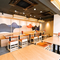 テーブル席フロアは中団体様～大人数様まで、用途も様々に対応出来るエリアでもご用意☆雲海を想起させる壁紙と雰囲気で団らんの時間をお楽しみください♪もちろん、少人数様でもご利用可能です！