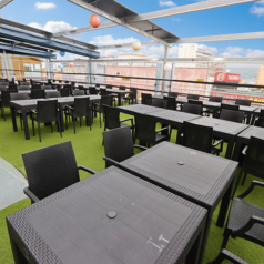 空が一面に広がるテーブル席もご用意！