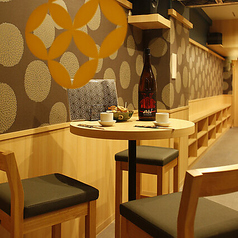 当店唯一のテーブル席◎カウンターメインの店なので、テーブルは端にあって、ハイテーブルで少し小さめですが、周りを気にせず楽しめます！