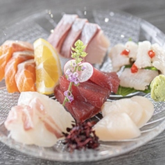 お造り盛り合わせ３種、５種ございます。ここには載っていない日替わりメニューなど多数ございます。