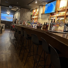 当店はカウンターがあり、お一人様利用も大歓迎です。みんなで横並びでワイワイするも良し！気になるラーメンの話題で盛り上がるかも！？