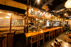 オープンキッチンに面したカウンター席は8名様までOK。レトロなデザインの内装と開放的なムードの中、当店自慢の和酒と絶品料理をお楽しみいただけます。お仲間との語らいに、お一人様やデートでのご利用にも、どうぞお気軽にお立ち寄りください。