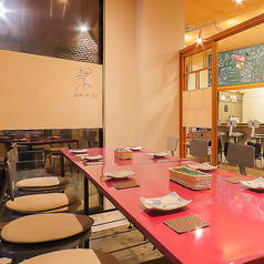 【個室席】全体的に白を基調とした明るく清潔感のあるテーブル席。日中の時間帯は外から暖かな光が差し込む癒しの空間となっております。女子会やママ会などにもおすすめです！