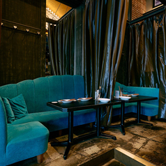 【デートや女子会にオススメのソファー席】デートや女子会にぴったりなソファー半個室は人気なので早いもの勝ち！記念日・誕生日等のお祝いにはデザートプレートのご用意もございます。周りを気にせずにゆっくりとお過ごしいただけます。