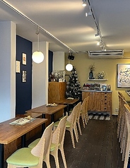 広々としたテーブル席は、ご友人やご家族とのお食事に最適です。ゆったりと座れるので、会話も弾みます。お一人様にはカウンター席がおすすめ。忙しい日常から少し離れて、自分だけの時間を心ゆくまでお過ごしください。貸切も承ります。