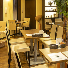 4名テーブルが3つございます♪会社の同僚や家族でも◎素敵な思い出を過ごした方は是非ご利用ください！