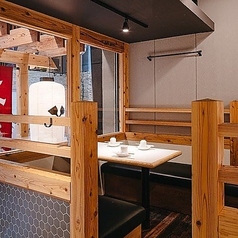 【ロフト席/2～4名様×3卓】食事と会話がしやすい独立した空間で、女子会・昼飲みを。店内入口のそばには、グループでご利用いただきやすい独立感あるロフト席を完備♪ご来店の人数に合わせた最適なテーブルをご用意いたします。カウンター等よりもゆっくりと過ごせる空間なので、積もる話に花を咲かせたい女子会に大人気！